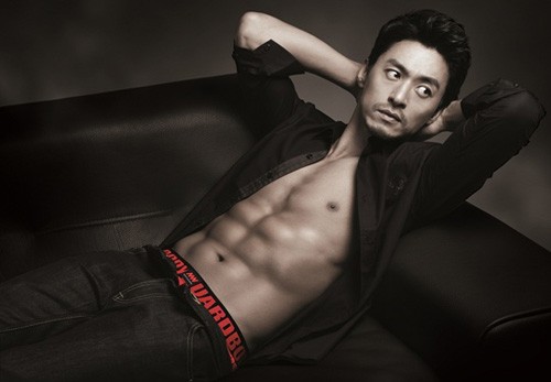 Joo Jin Mo trong shoot hình quảng cáo nội y cực nam tính và quyến rũ.